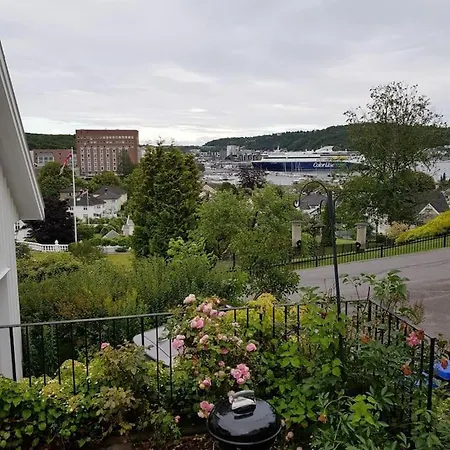 Lys Og Lettstelt Leilighet Med Utsikt Over Byen