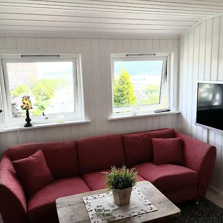 Lys Og Lettstelt Leilighet Med Utsikt Over Byen