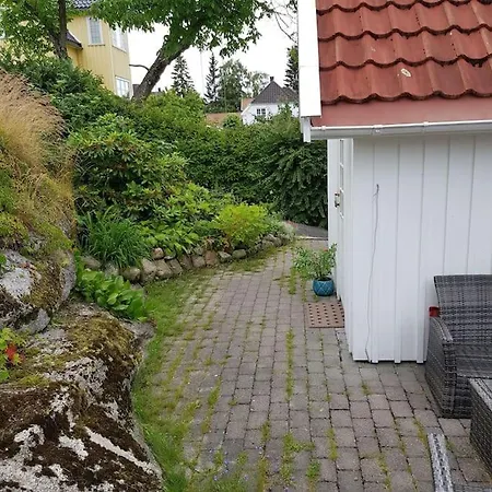 Lys Og Lettstelt Leilighet Med Utsikt Over Byen サンネフヨル