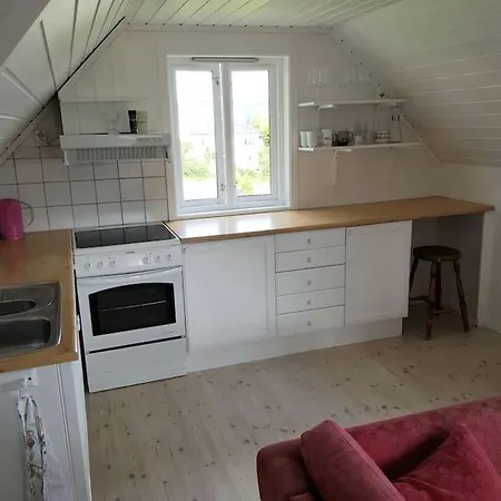 Lys Og Lettstelt Leilighet Med Utsikt Over Byen