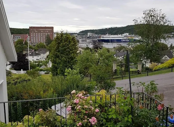 Lys Og Lettstelt Leilighet Med Utsikt Over Byen