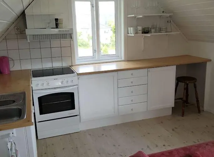 Lys Og Lettstelt Leilighet Med Utsikt Over Byen